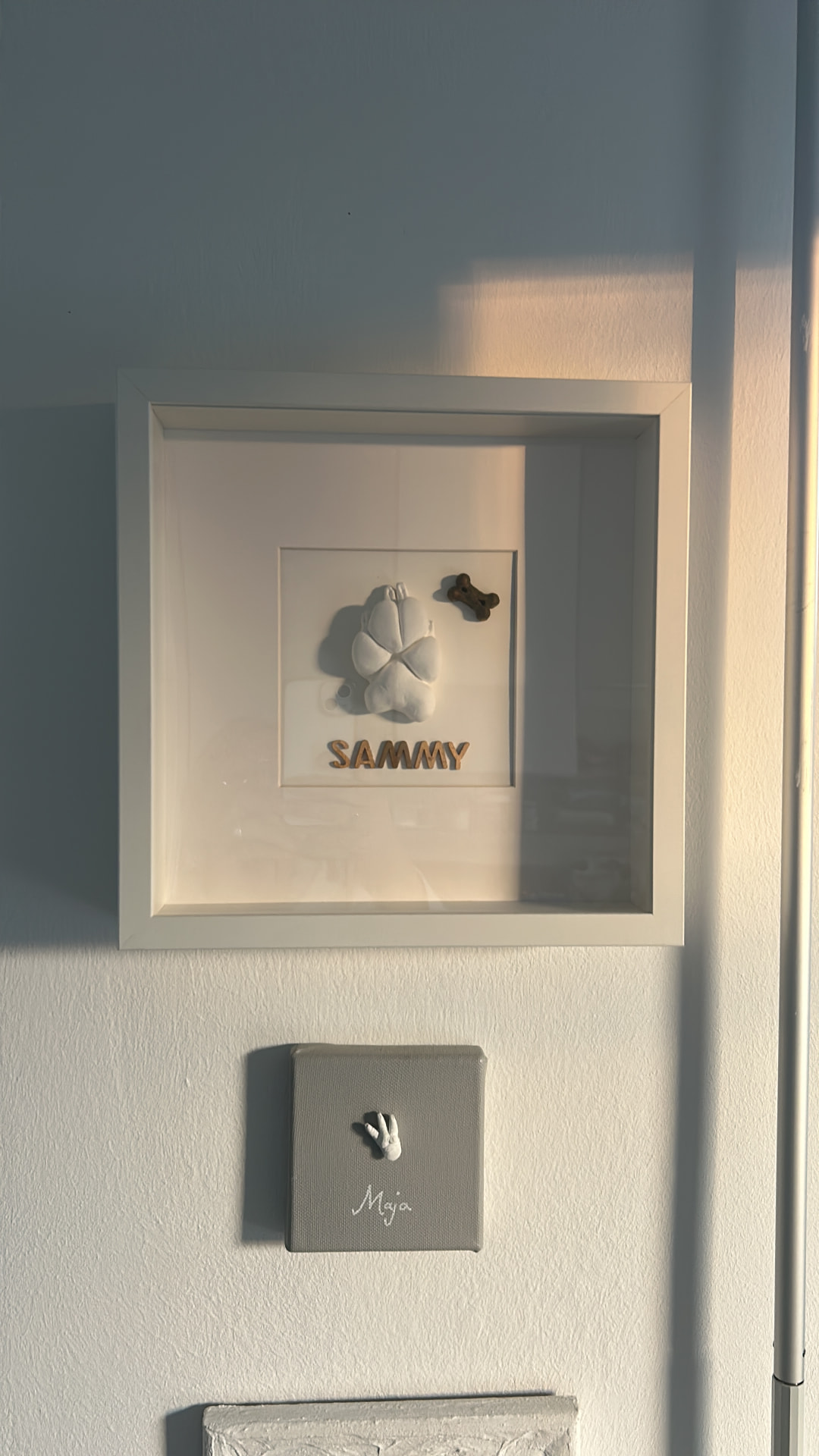 Gerahmte Hundepfoten-Abdrücke von Sammy und Maja an der Wand